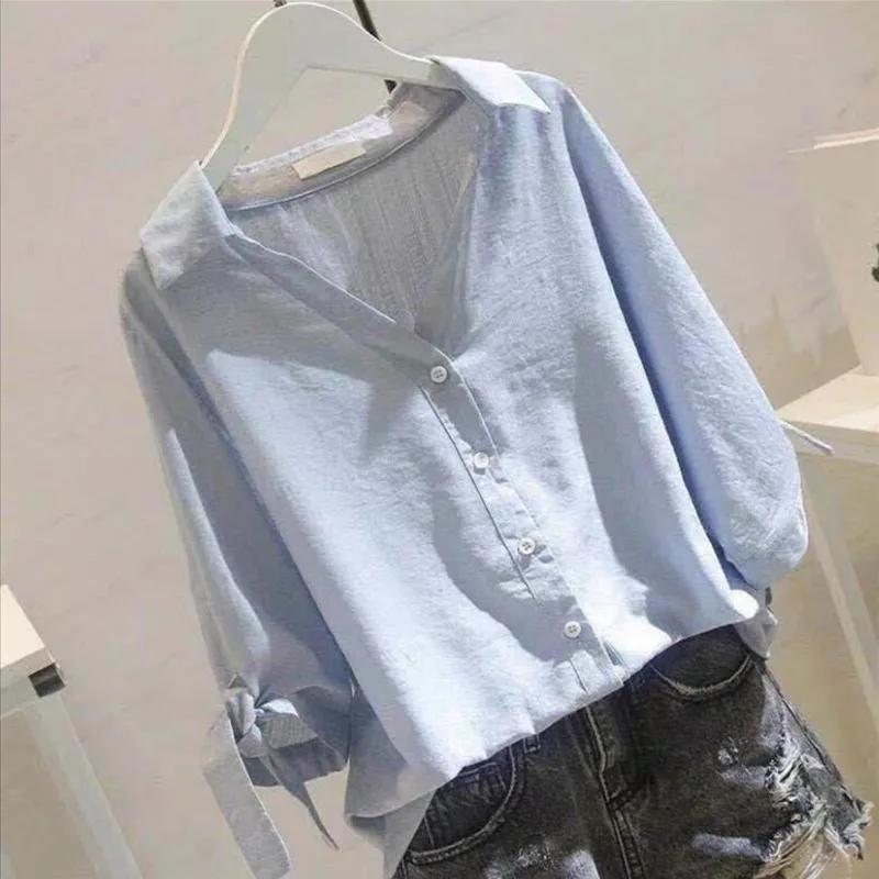 Женская рубашка с V-образным вырезом белая или синяя Облегающая Elagant модель S471 на