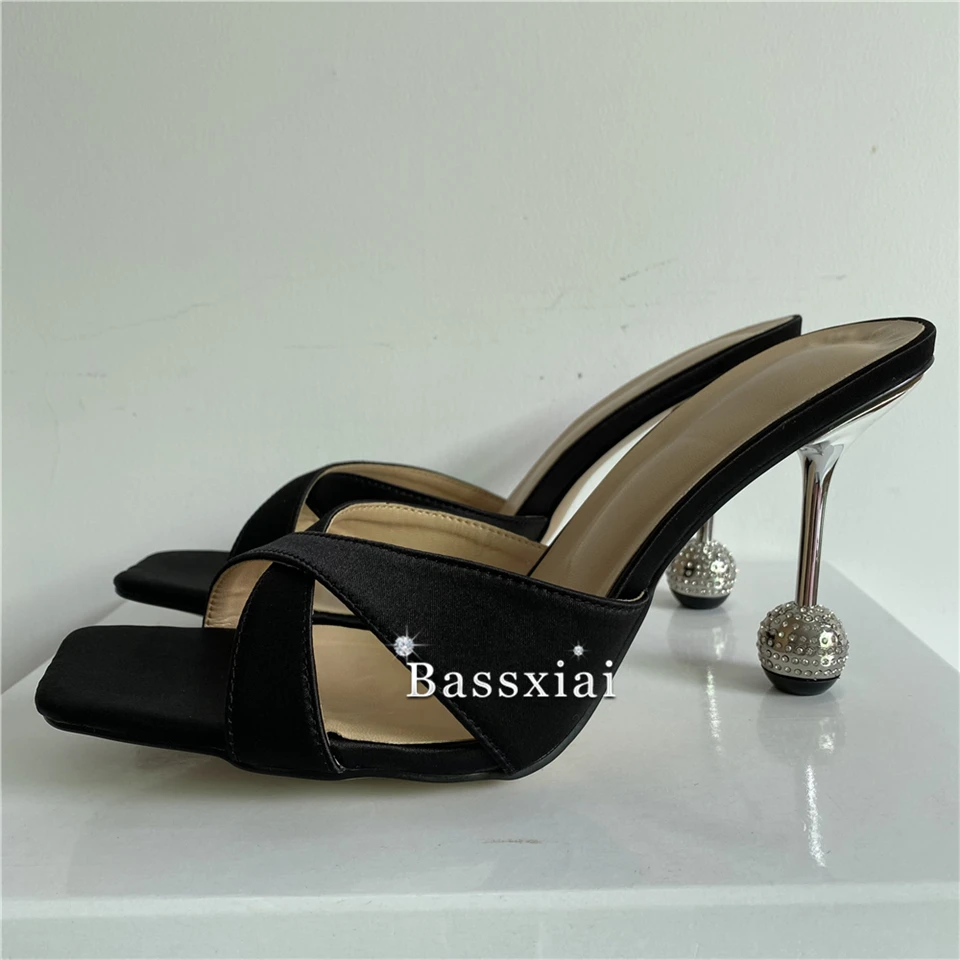 Сандалии женские на странном каблуке атласные туфли без задника с хрустальным