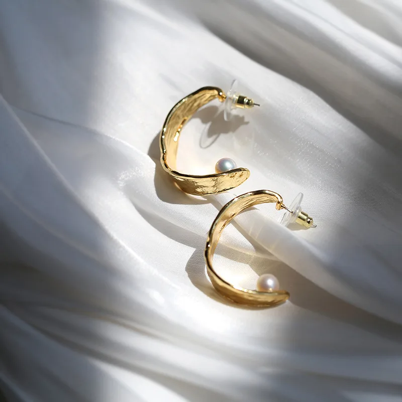 

Large C-shaped freshwater pearl earrings French elegant retro earrings