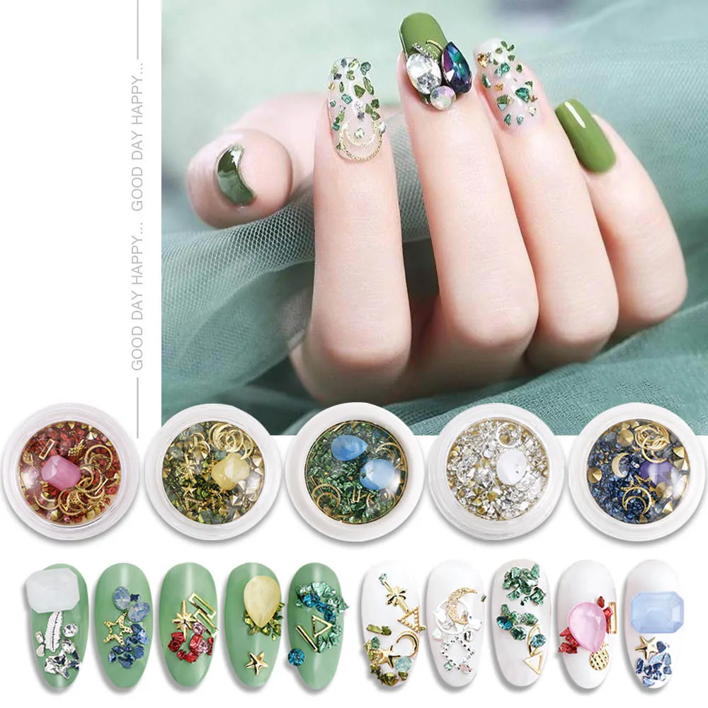 Коробка из нескольких аксессуаров смешанных с аксессуарами для дизайна ногтей