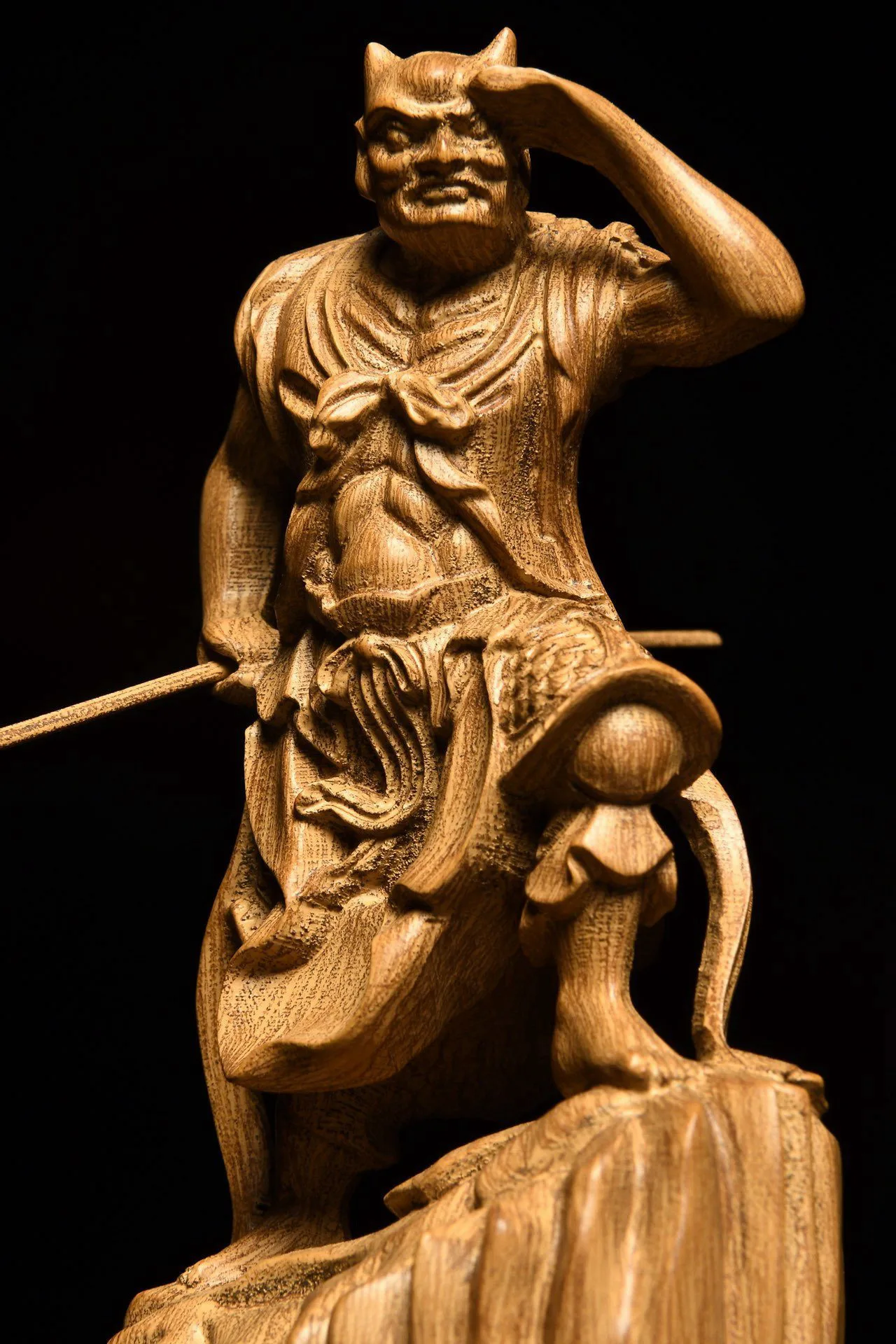 Рисунок 2 - Новый стиль, резьба по дереву Hainan Agarwood