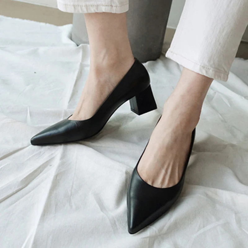 Туфли женские кожаные на толстом каблуке с острым носком Размеры 33 42 цвет в