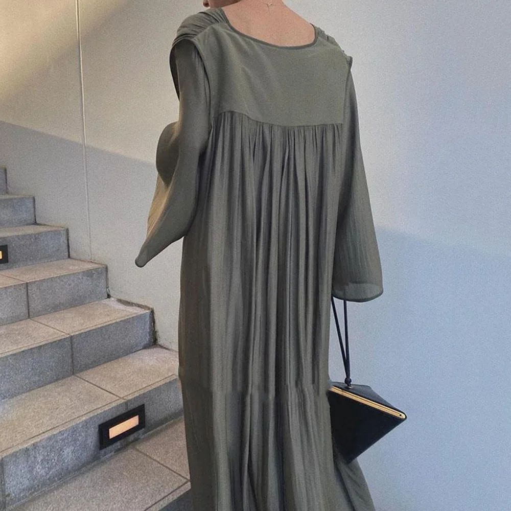 

Women Dress Japanese Loose Large Size V-neck Horn Long-sleeved Shiny Dress Pleated Holiday Style Mopping Solid Color 2021