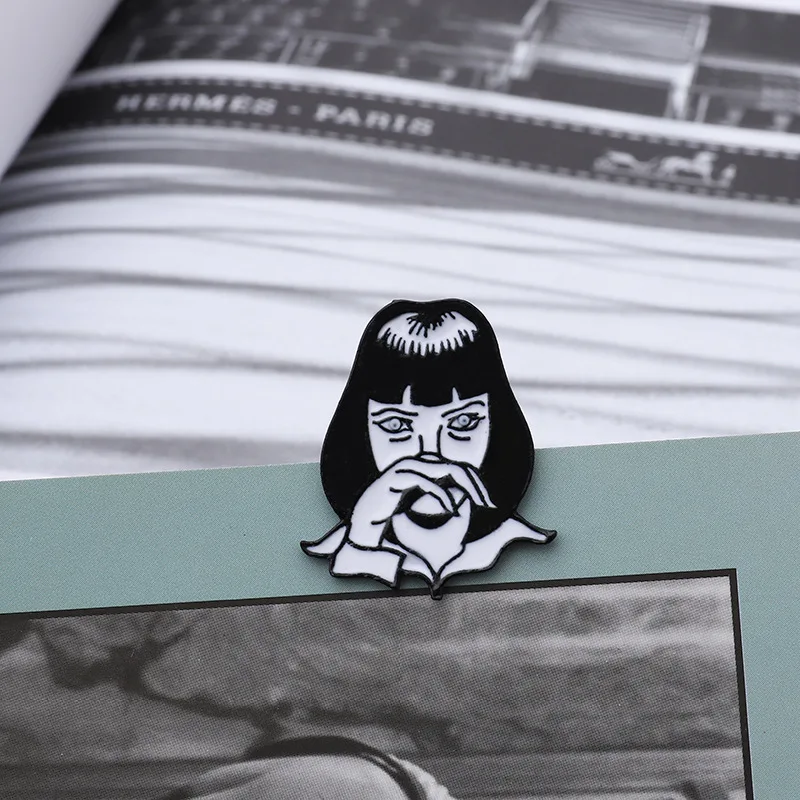 Черные короткие волосы классная девушка металлическая Глянцевая брошь протрите