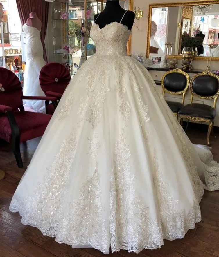 

A-Line Wedding Dresses Spaghetti Straps Lace Appliqued Bridal Gowns Lace Up Garden Country Wedding Dress robes de soiree