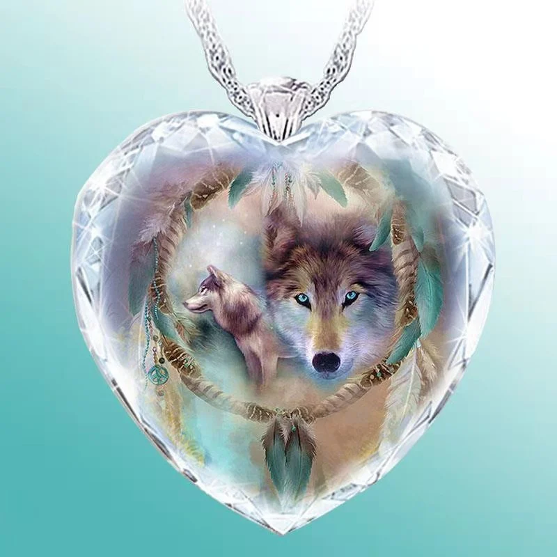 

2021 Heart Shaped Crystal Glass Prairie Wolf Totem Pendant Necklace Women's Necklace Metal Animal Accessories Party Jewelry Gift