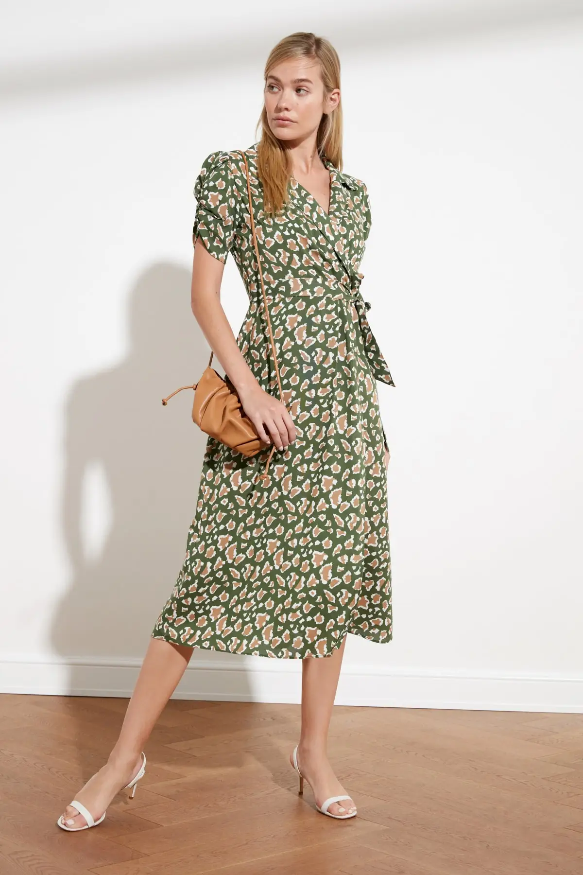 Платье с поясом и принтом | Женская одежда