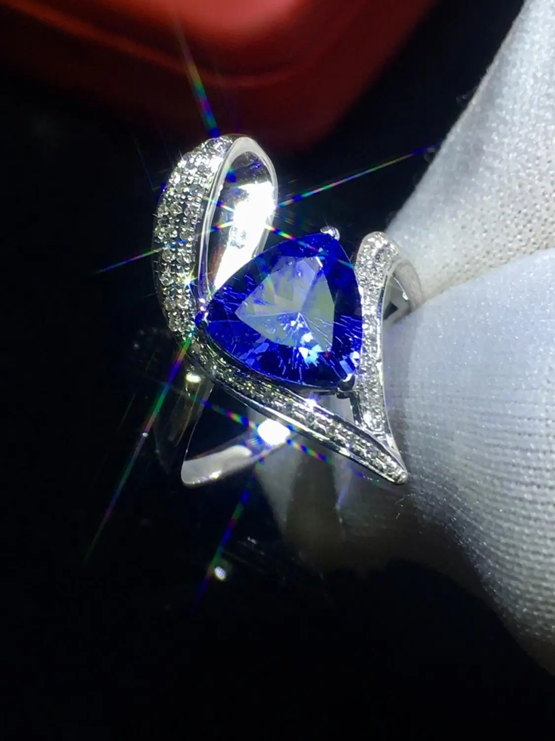 Женское кольцо с танзанитом обручальное бриллиантами 1 99карат из белого золота 18