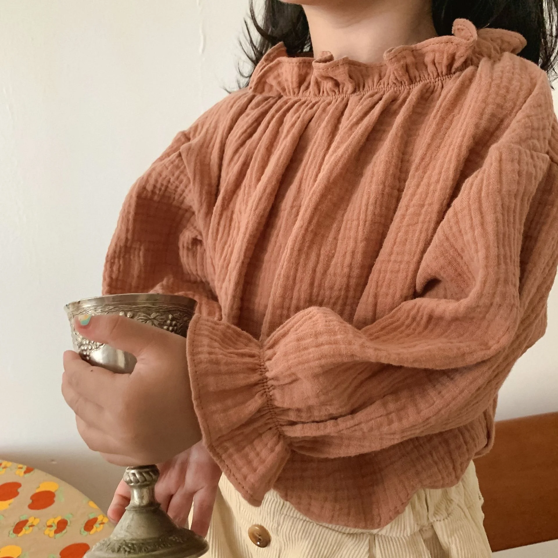 

Блузка женская однотонная с длинным рукавом и кружевным воротником