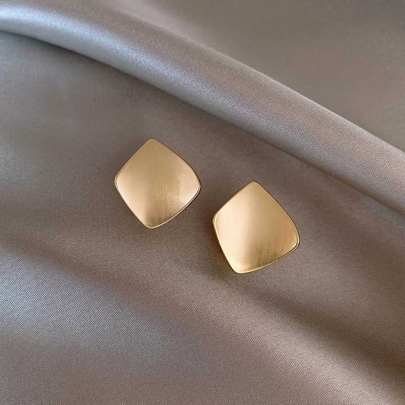 

2021 новые трендовые матовые золотые металлические женские серьги неправильной формы, корейские модные женские серьги-гвоздики для женщин, к...