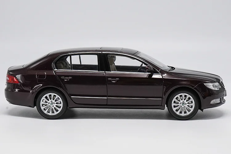1:18 Skoda Superb сплав модель автомобиля статические металлические модельные автомобили оригинальная коробка для коллекции подарков