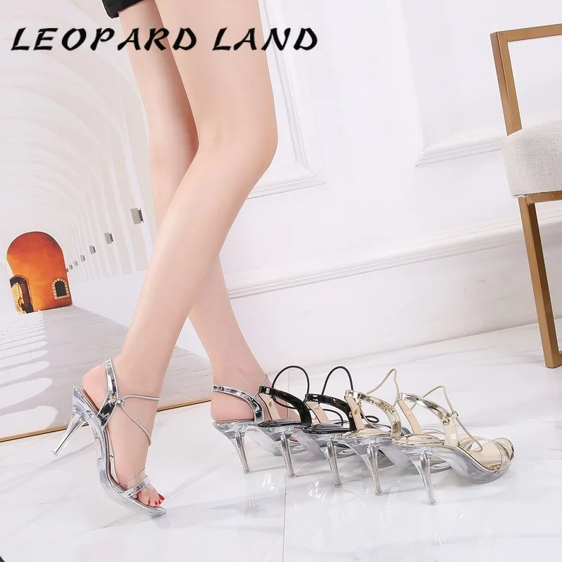 

Женские босоножки на высоком каблуке, с круглым носком и кристаллами