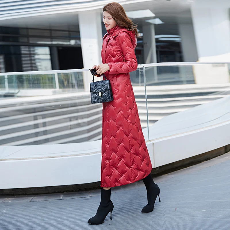 Женский длинный пуховик с капюшоном Красный Яркий до колена поясом на поясе для