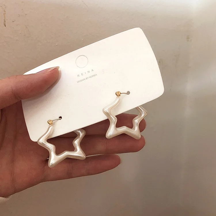 Женские серьги кольца со звездочками простые в виде пентаграммы из акрила