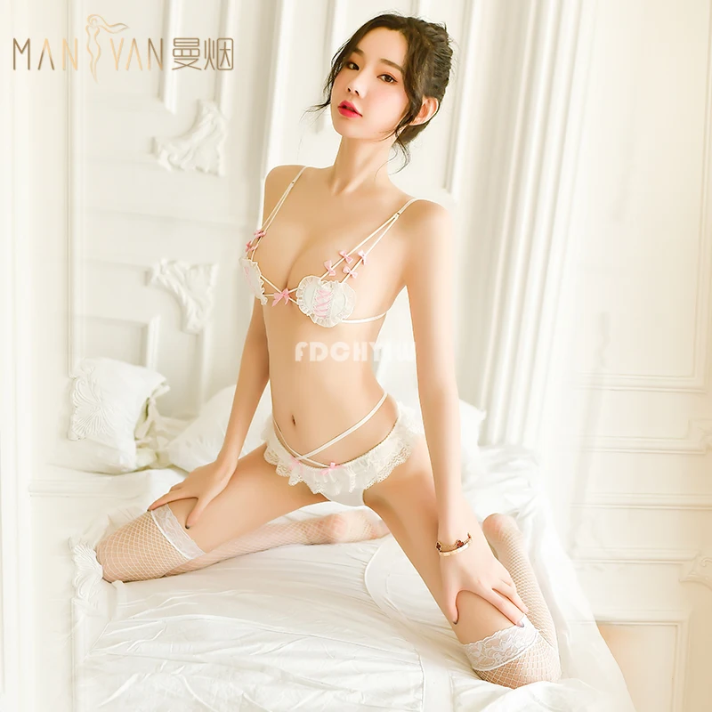 Очаровательное сексуальное белье для женщин: комплект бюстгальтера с открытым верхом и трусиков из кружева с прозрачным цветочным рисунком.