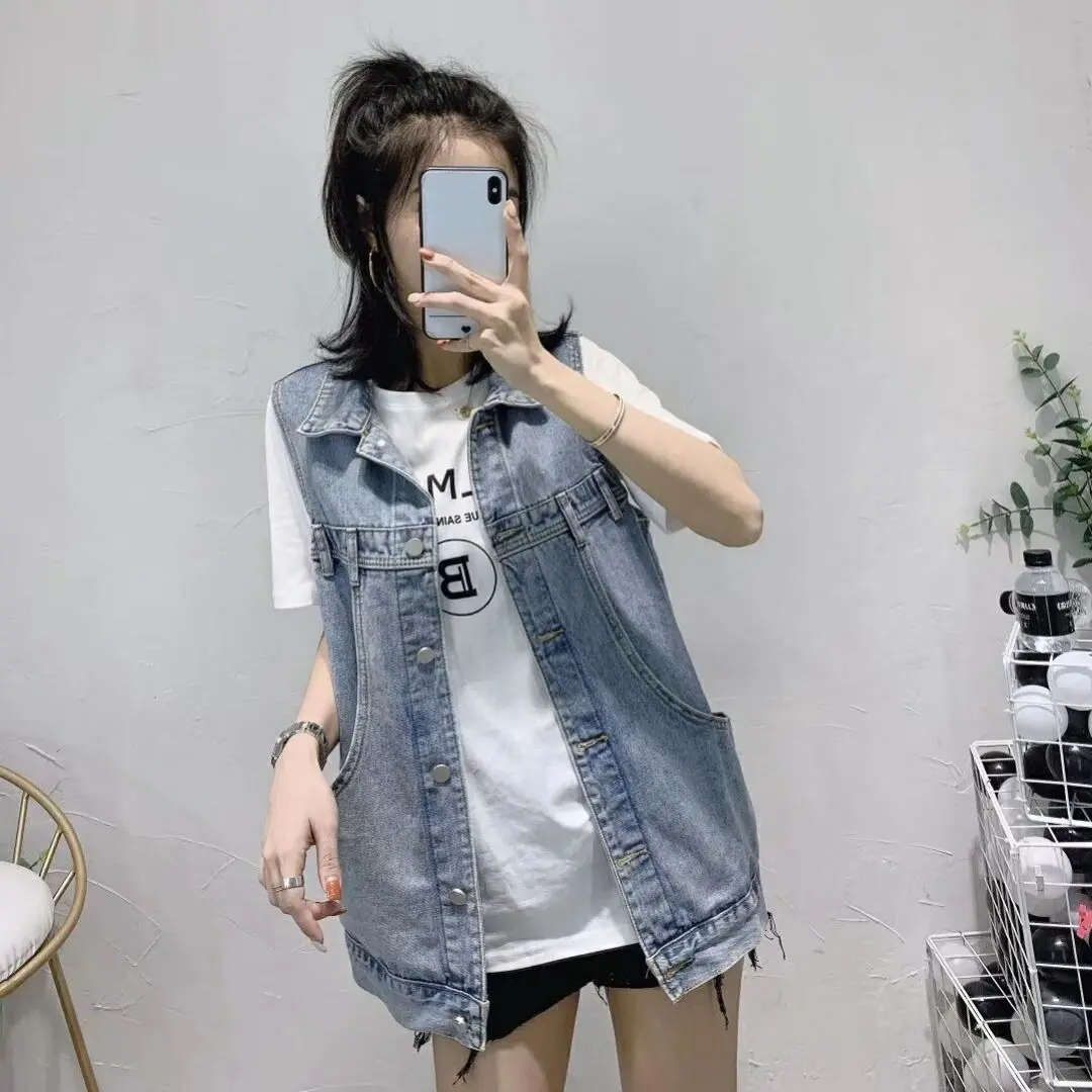 

New loose fitting sleeveless denim vest in spring and summer of 2021