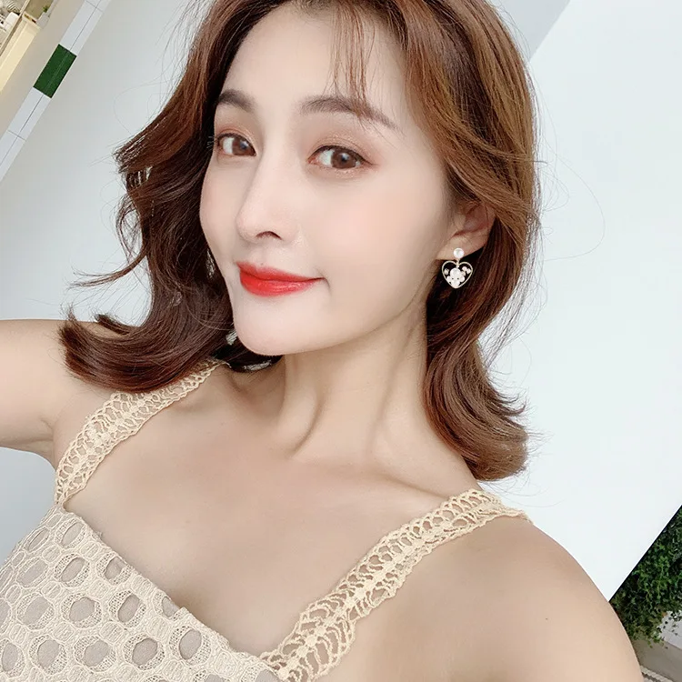 Корейские серьги с кристаллами и жемчугом маленькие в виде сердца золотые