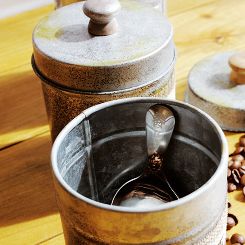 Зерна банки сохранение кованого железа с закрытыми фотографические реквизиты