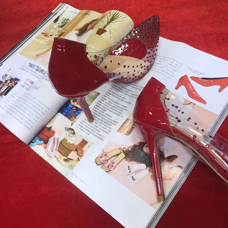 Туфли-лодочки на высоком каблуке с красной подошвой и прозрачными стразами яркие