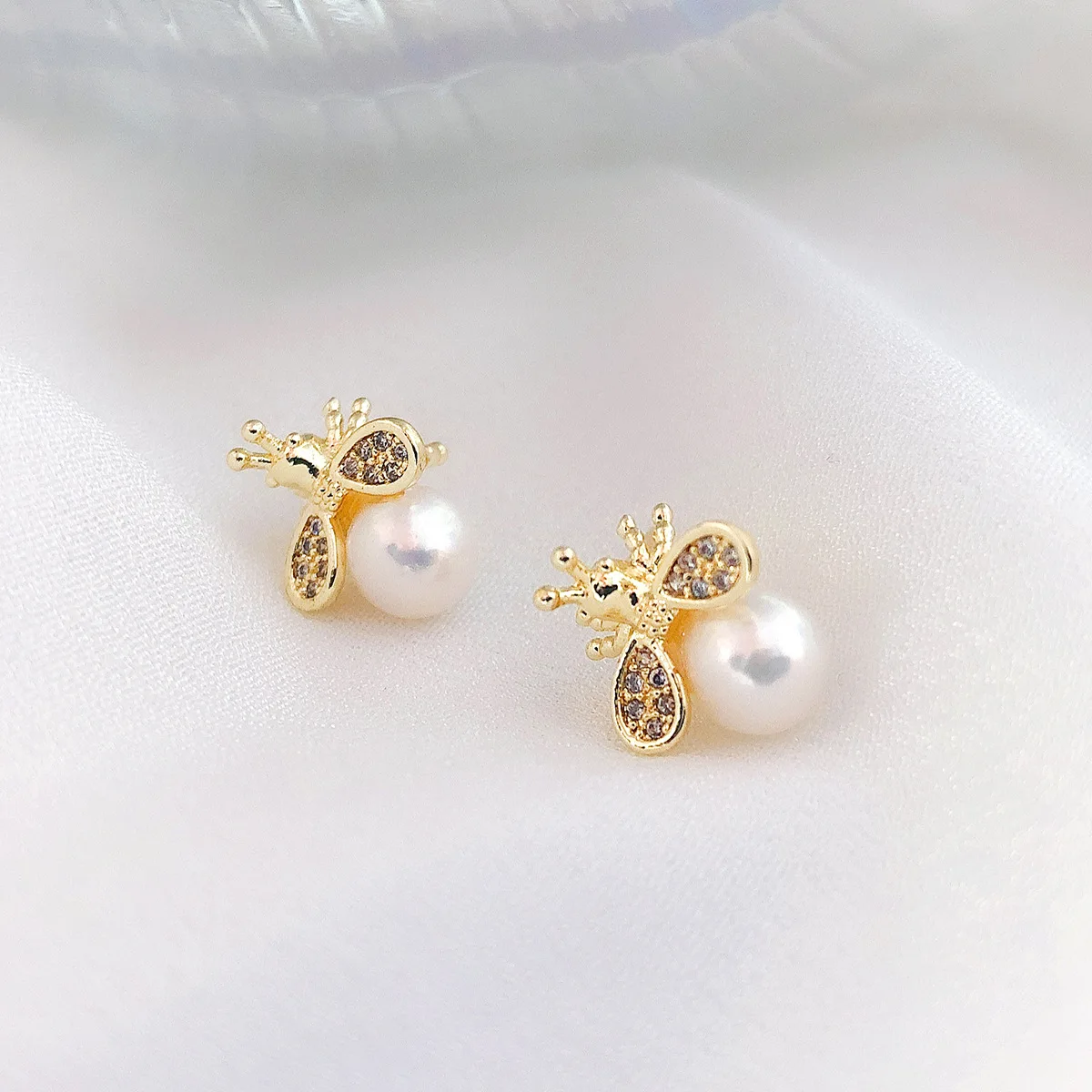 

ED036006 Freshwater Pearl Studs Earrings Little Bee Earrings For Women