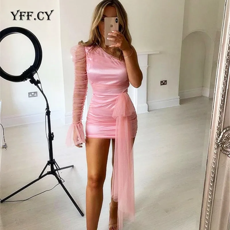 Сетчатое женское мини платье с вырезом лодочкой и рюшами на одно плечо модное