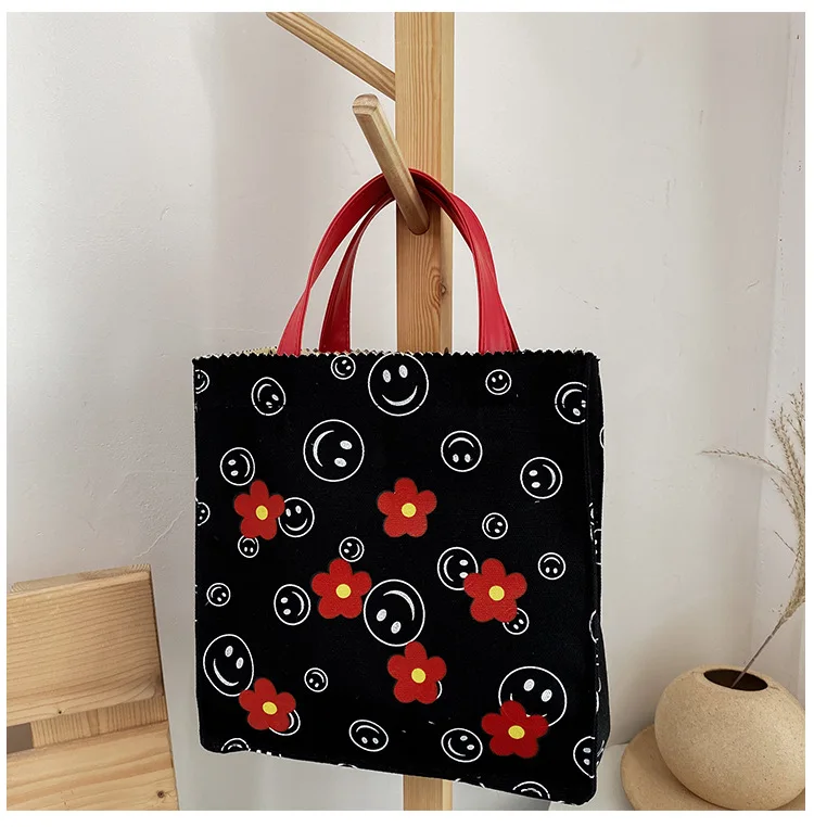 

2021 New Japanese Model. Floral canvas. Fresh and simple anti-theft handbag