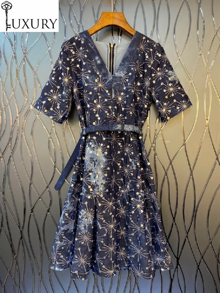 Женское джинсовое платье в стиле пэчворк голубое с V-образным вырезом цветным