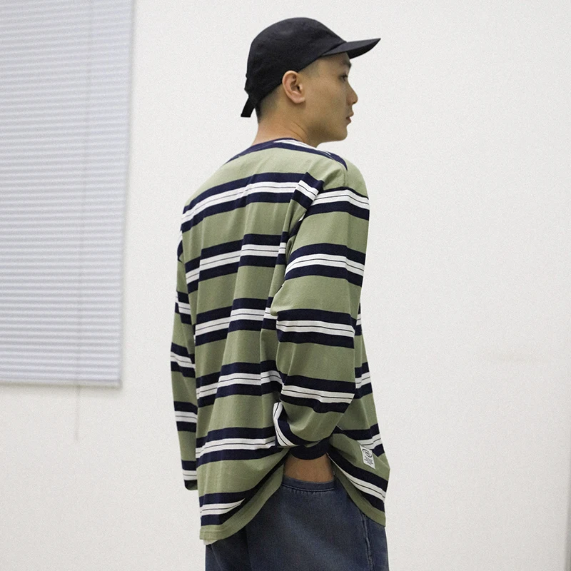 Футболка мужская с длинным рукавом и круглым вырезом в горизонтальную полоску |