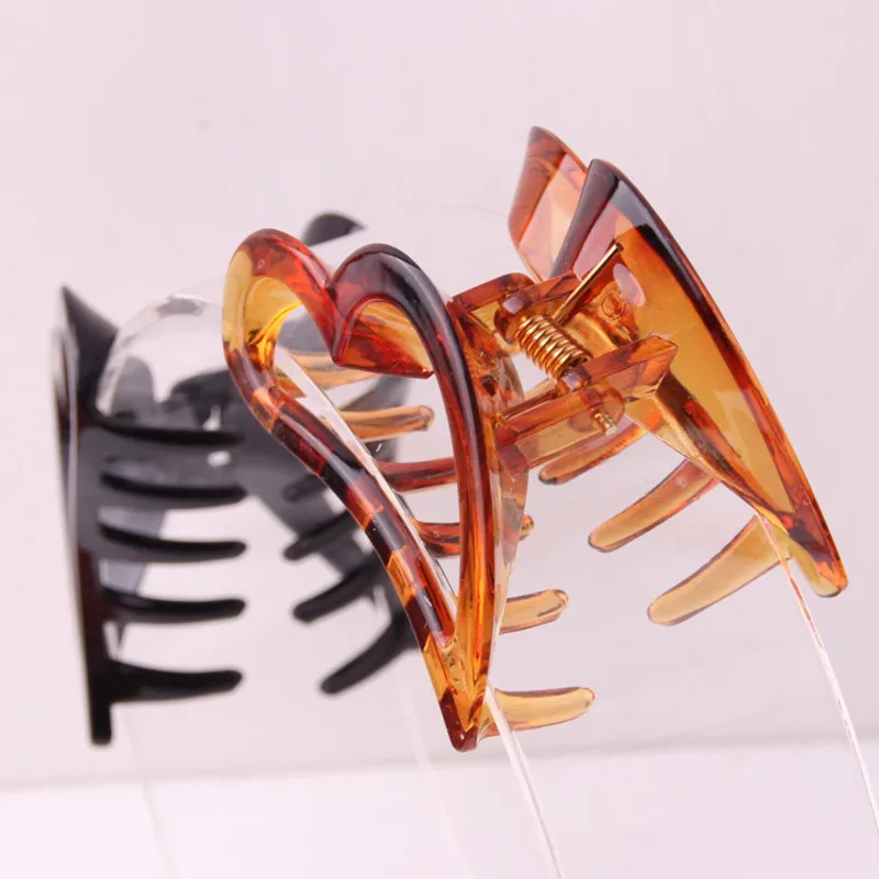 

Hair Claw Clips Wholesale for Women High Quality Plastic Pe Hollow Out Heart Crab for Hair Beauty Hair Salon Tools Hairdressing