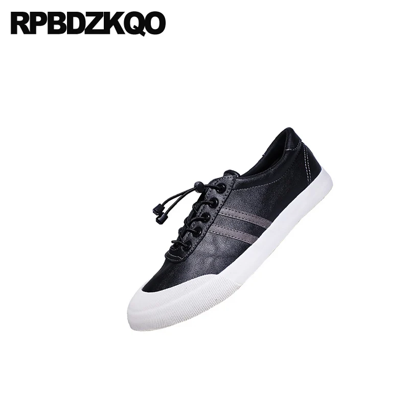 Мужские повседневные кроссовки черные или коричневые на шнуровке плоской