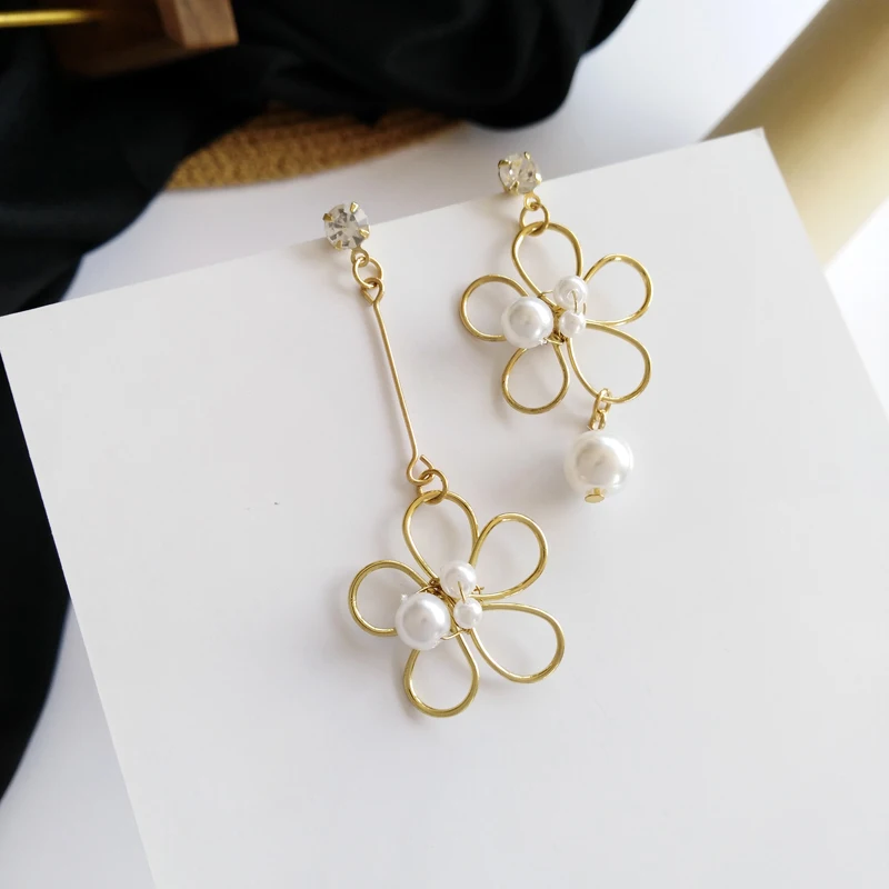 

New Asymmetrical Earrings 2020 New Design Sweet Korean Jewelry White Simulated Pearl Metal Flower Drop Earrings For Girl Gifts