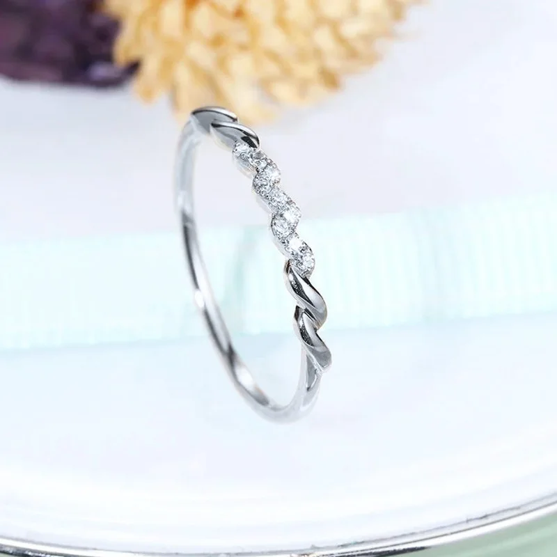 Кольцо женское модное с вставкой циркона и простым золотым плетением волны, украшенное стразами 2 мм. Популярное украшение 2020 года.