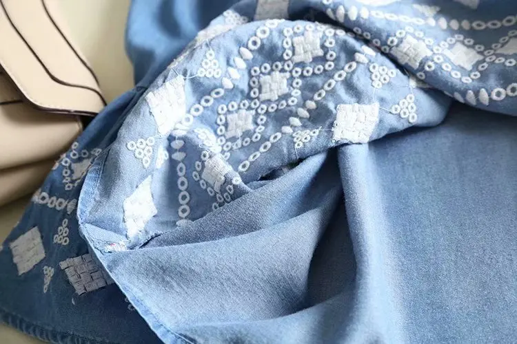 Джинсовая блузка с вышивкой и открытыми плечами расклешенными рукавами оборками