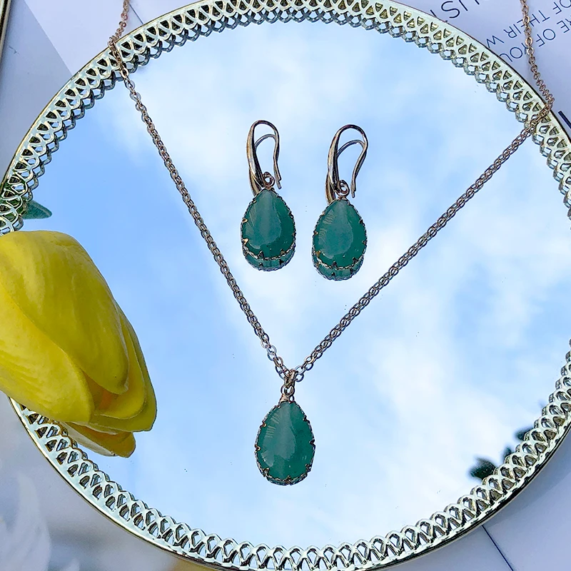 Комплект ювелирный женский из цепочки и ожерелья с подвеской зеленым