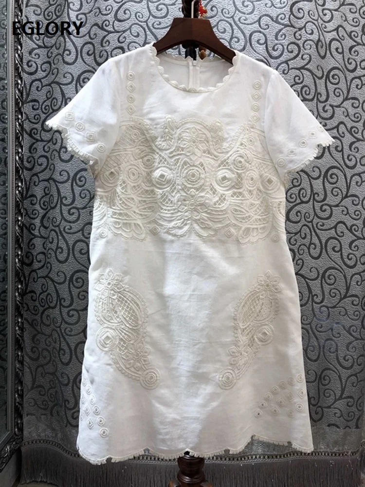 Женское льняное платье с вышивкой черно белое круглым вырезом и весна лето