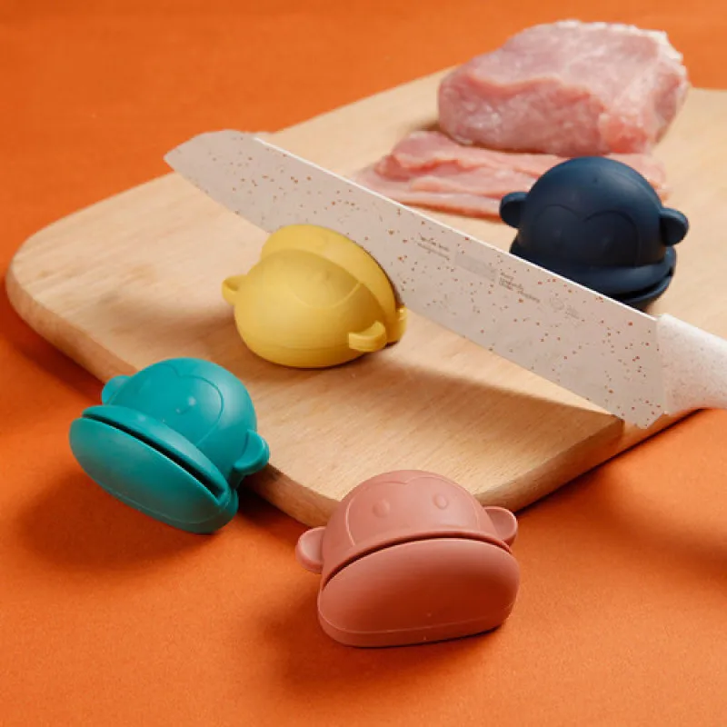

Four Colors of Big Monkey Rubber Mini Grindstone Cartoon Animal Modeling Kitchen Knife Grinding Artifact, Fast Knife Grinder 1Pc