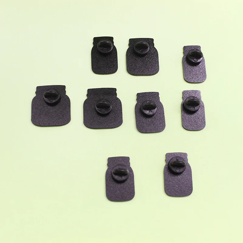 Металлическая эмалированная брошь в форме бутылки из витражного стекла