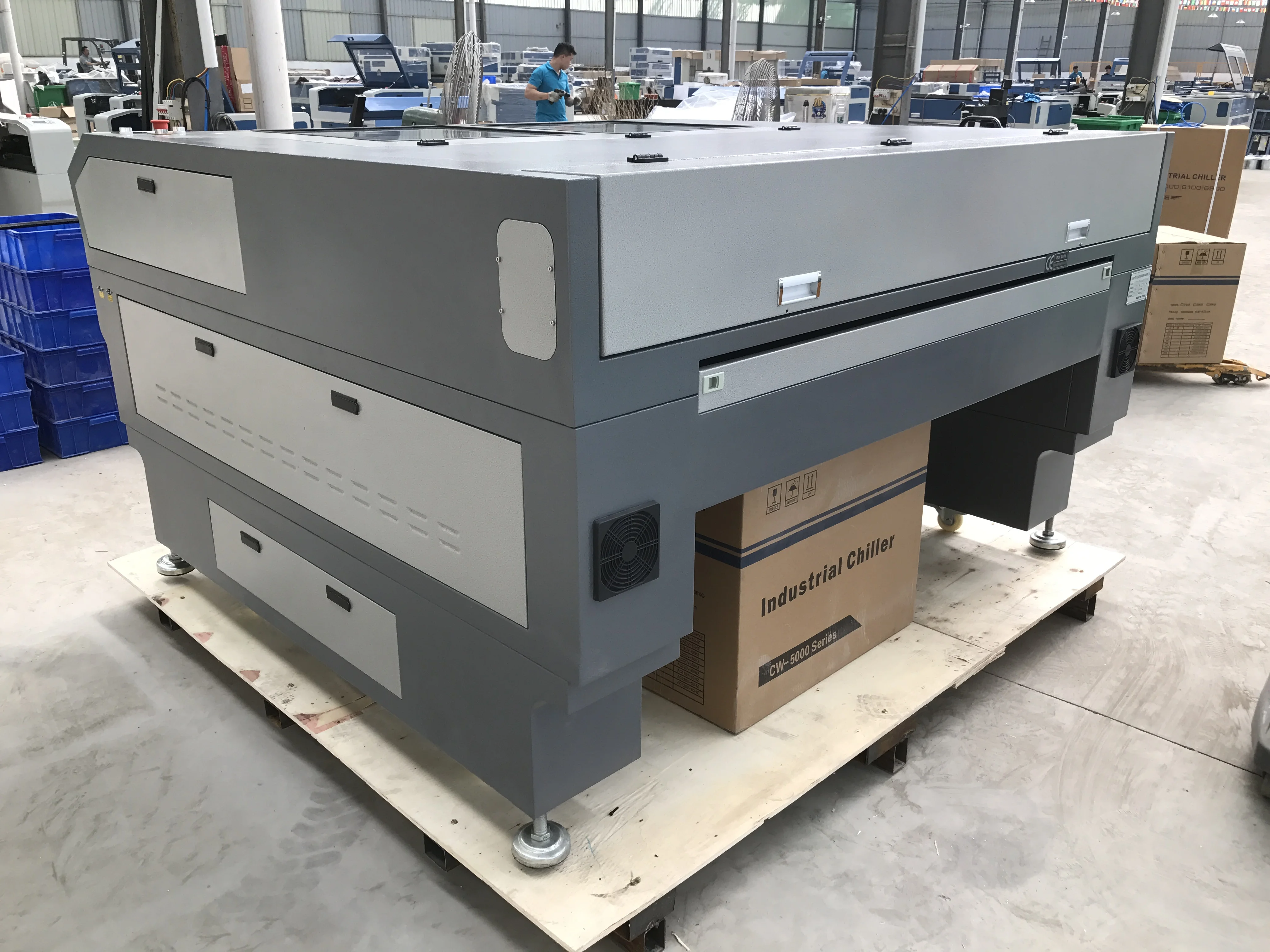 Хороший производитель CO2 лазерный резак с металлами лазерная режущая машина для