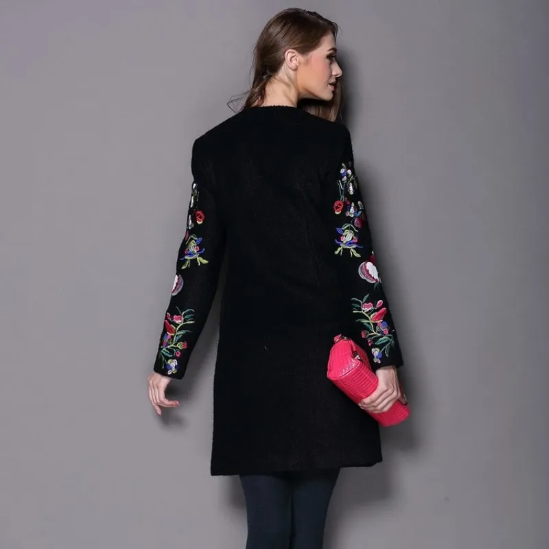 Женское шерстяное пальто с вышивкой длинное приталенное в этническом стиле