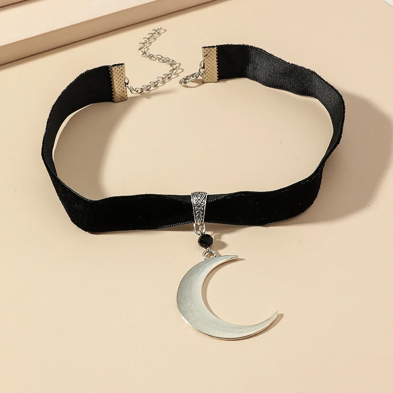 

Fashion Crescent Pendant Short Necklace Retro Lady Black Flannel Choker Accessories Elegant Wedding Party Jewelry Gift