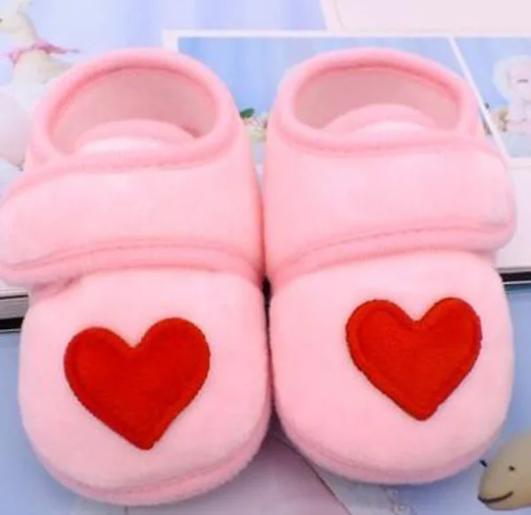 pink Детская обувь с красными сердечками Одежда для новорожденных розовое шерстяное пальто для девочек, детская обувь кроватка для грудничков; с нескользящей подошвой для пар черного цвета для маленьких мальчиков Сладкий - Цвет: pink