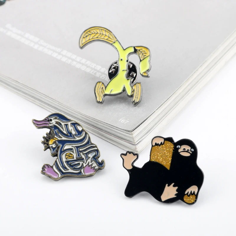 Эмалированный значок с изображением фантастических зверушек и где пин нифлера