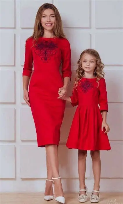 Одинаковые платья для мамы и дочки мини-платье с принтом женщин девочек