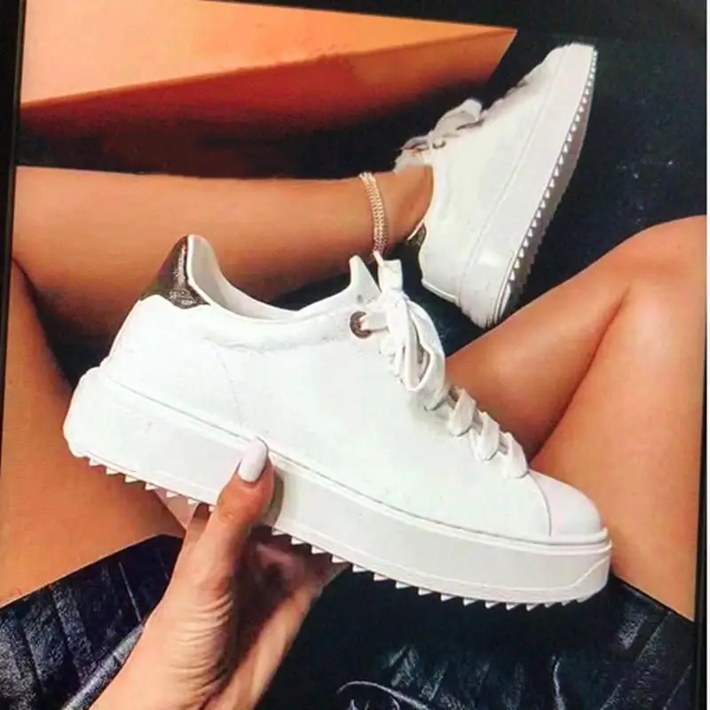

Luxury Design embossed lace leather queen presides over white sneakers flat high-end casual party wedding shoessneakers have box