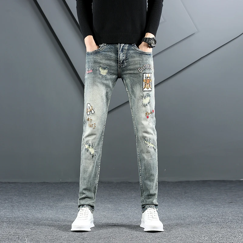 

Европейские и американские стильные хлопковые состаренные пикантные джинсы с буквенным принтом, повседневные рваные джинсы в стиле ретро, ...