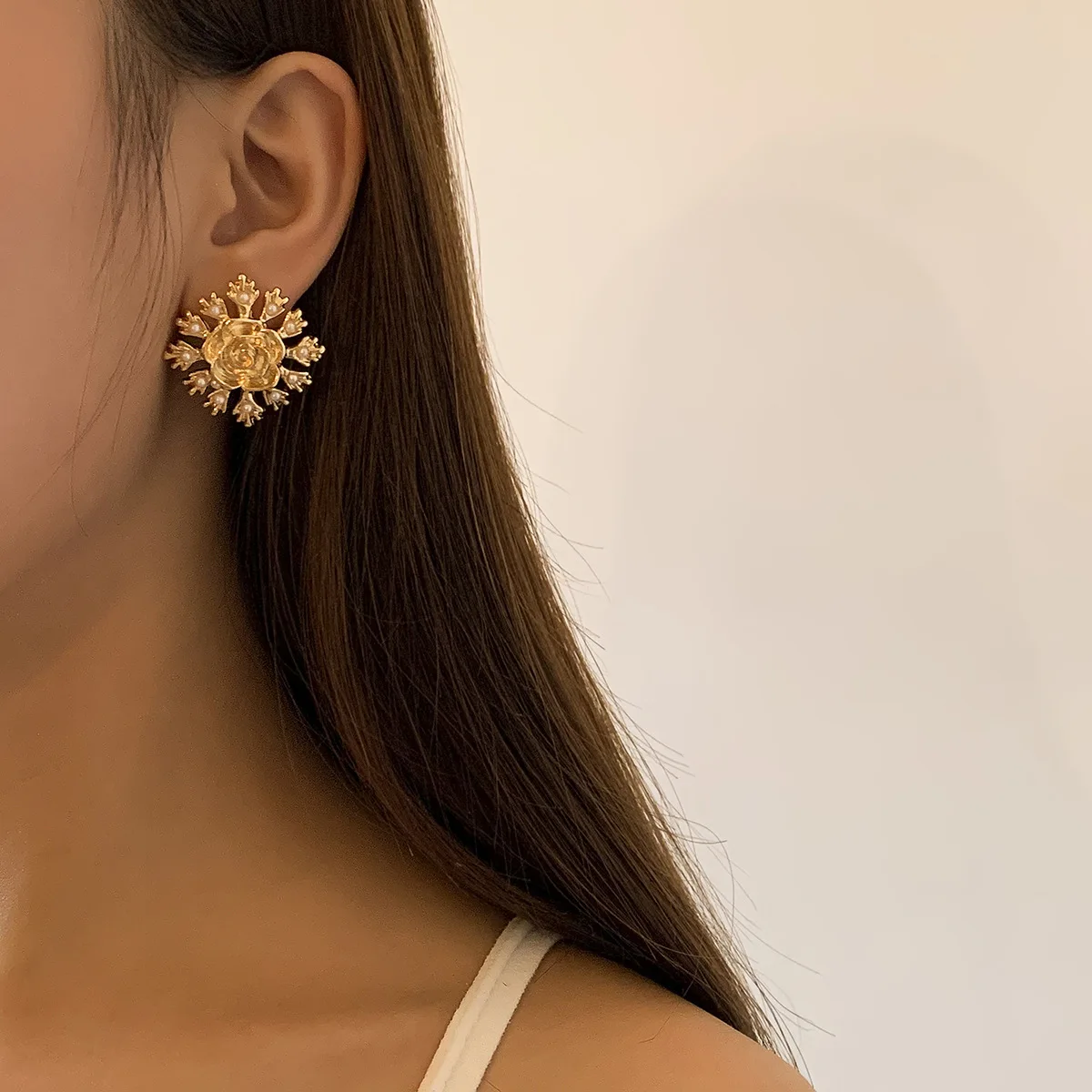 

Vintage Stereo Rose Flowers Inlaid Pearl Golden Stud Earrings For Women Korean Style Ear Piercing Jewelry Trend Girl Accessories