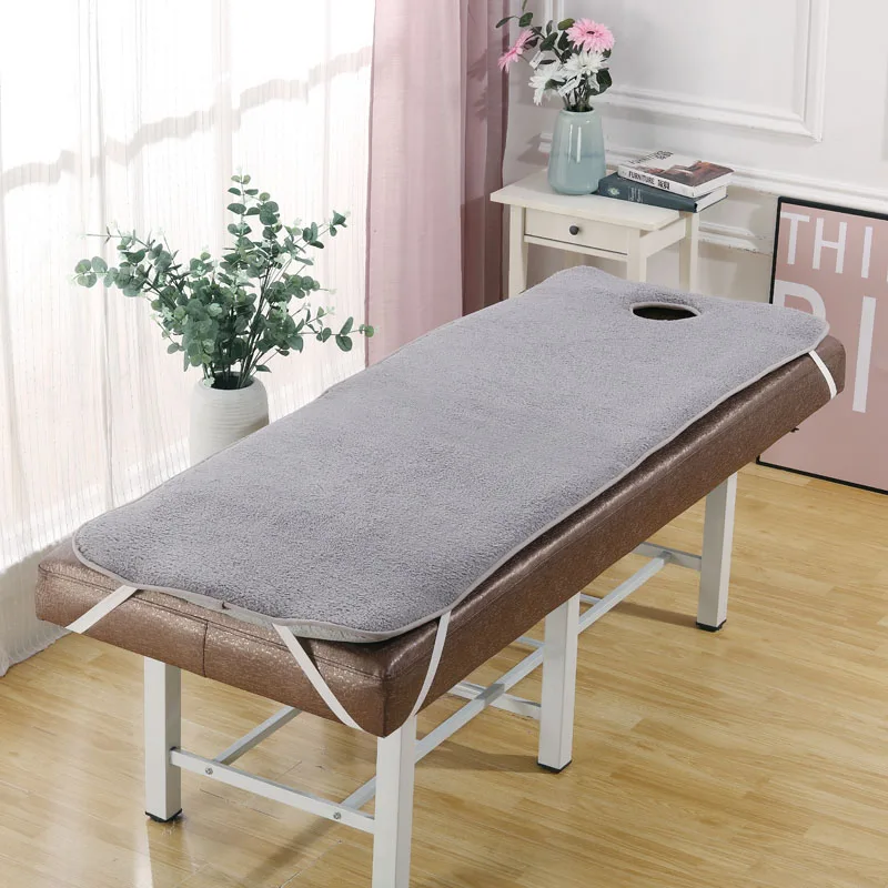 Накидка для кушетки массажного стола в салоне красоты с отверстием для дыхания.