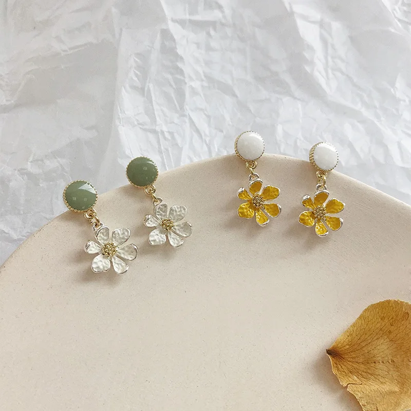 Серьги 2020 новые волнистые серьги ромашки в форме цветка Корейский темперамент