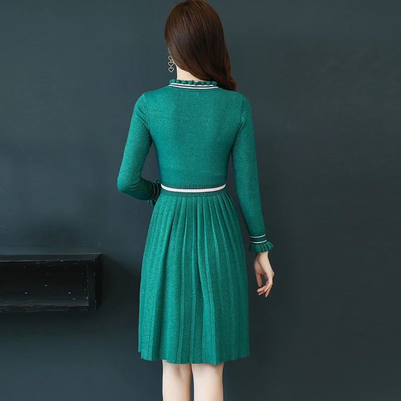 Женское трикотажное платье-свитер зеленое плиссированное платье с круглым