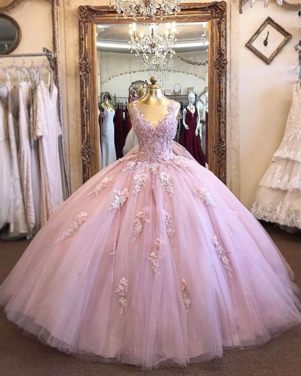 

Charming Scoop Neck Ball Gown Quinceanera Dresses 15 Party Formal Appliques Tulle Floor-Length Masquerade Birthday Gowns Lace-up